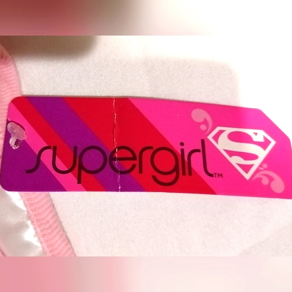 🔥SALE🔥 Supergirl DC Comics Baby Girl's Sparkly Onesie NWT Size 3-6 Months - Picture 4 of 6